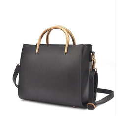 Graceful shoulder bag available in different colors